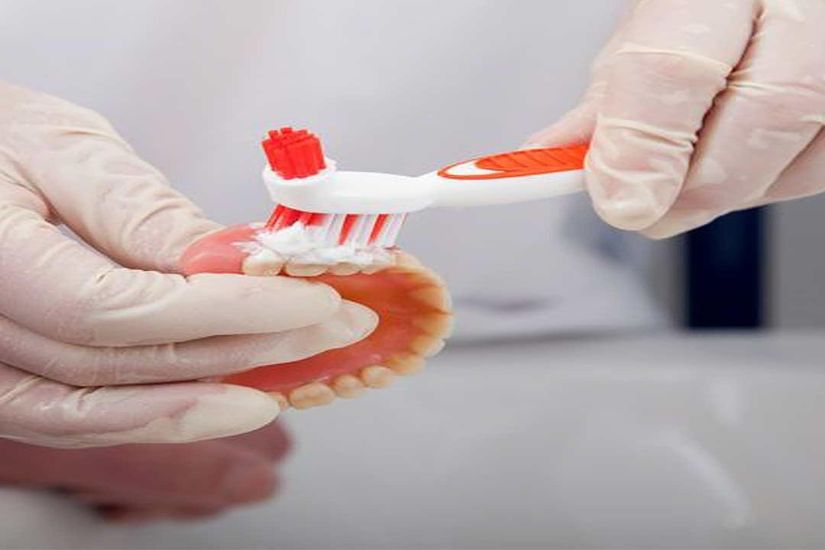 Cómo limpiar tu prótesis dental correctamente: paso a paso